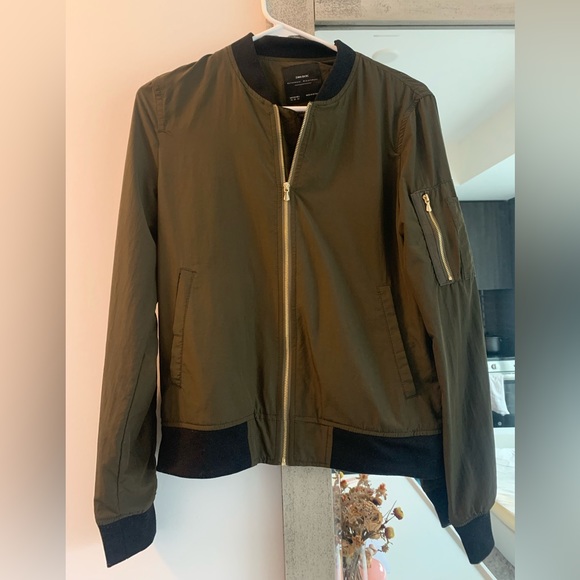 Zara bomber jacket with gold detail. - Picture 4 of 4